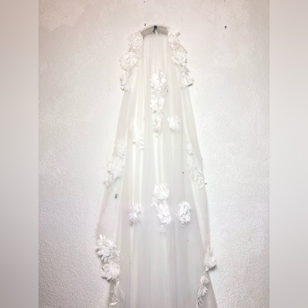 White Floral Long wedding veil, 120 inches long and 70 inches wide. - Picture 7 of 10